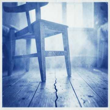 Le plancher qui craque sous la chaise